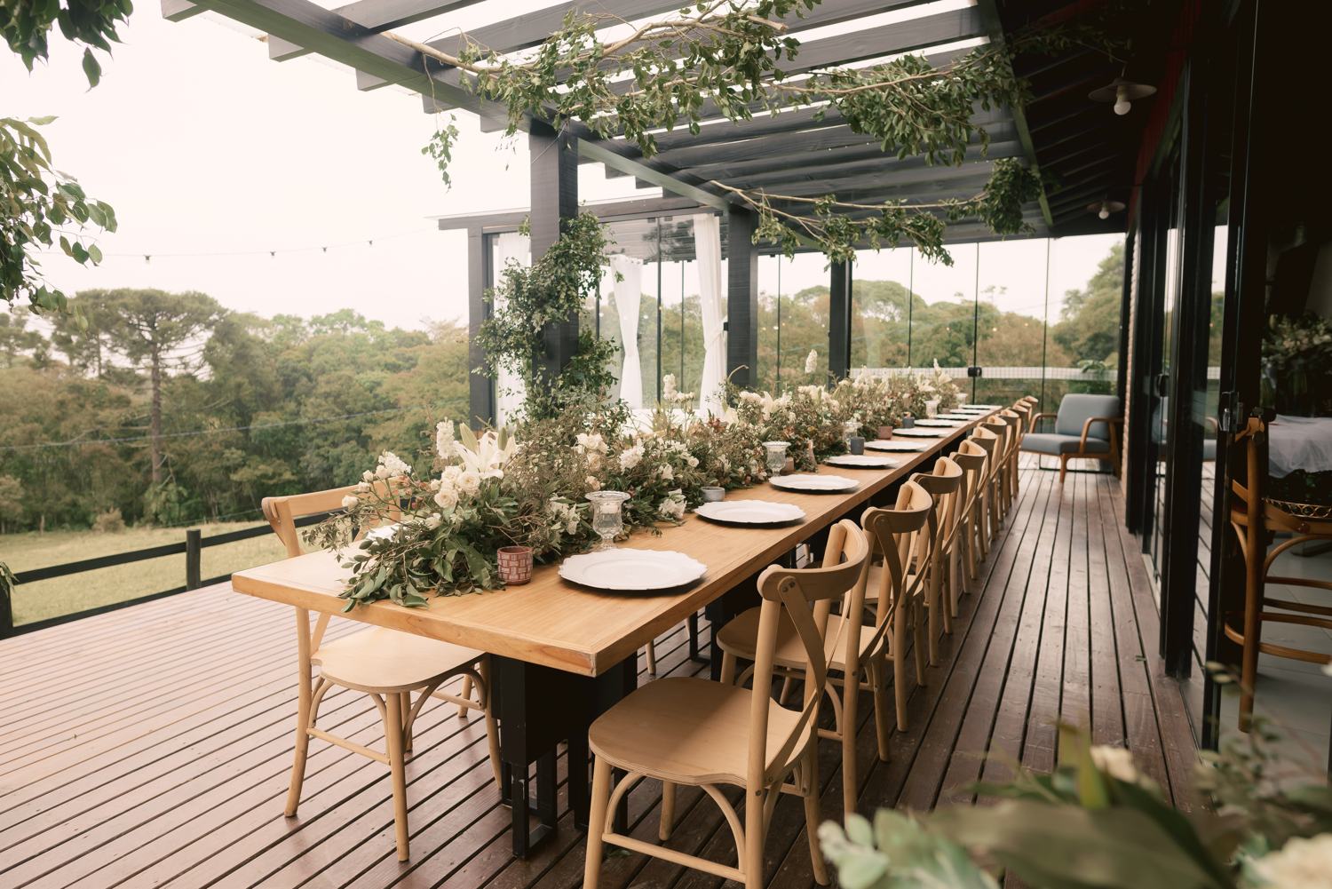 Mesa de casamento montada no deck com vista para as montanhas
